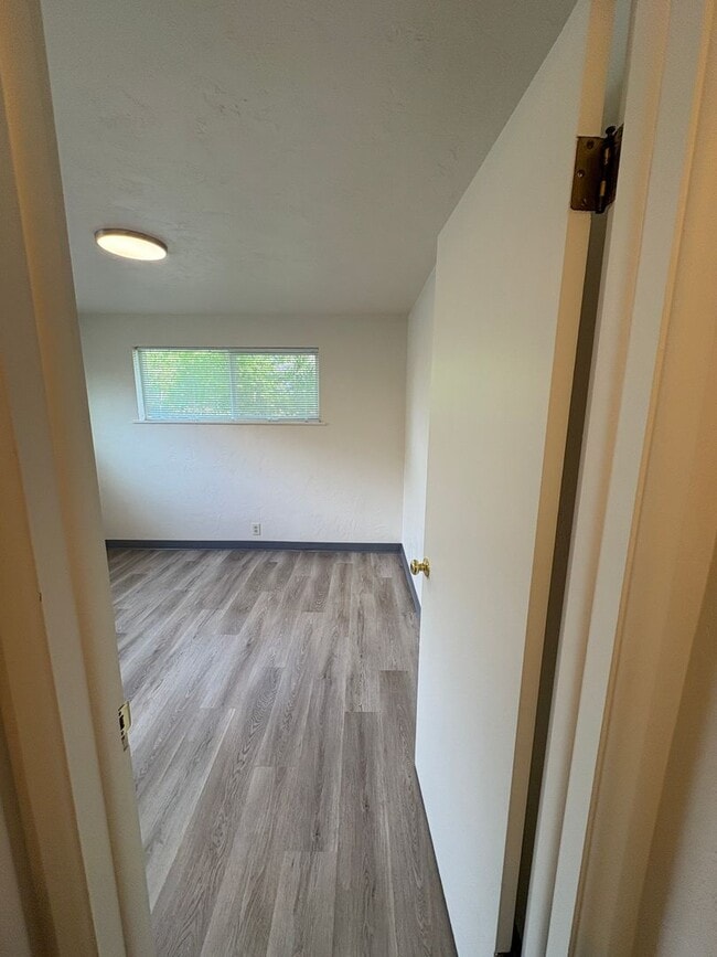Building Photo - Updated 2BD/1BA Duplex in Cal Young Neighborhood