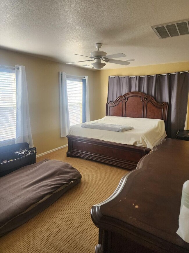 Building Photo - Spacious Townhome with Gorgeous Views & Th...