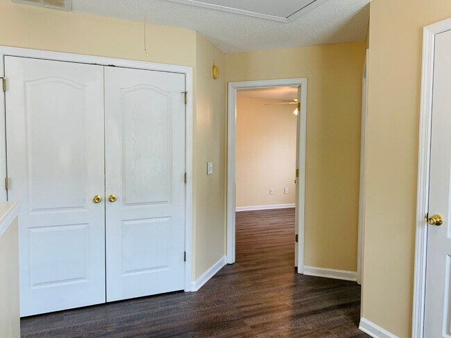 Building Photo - Wow! Newly renovated, new flooring, 1 car ...