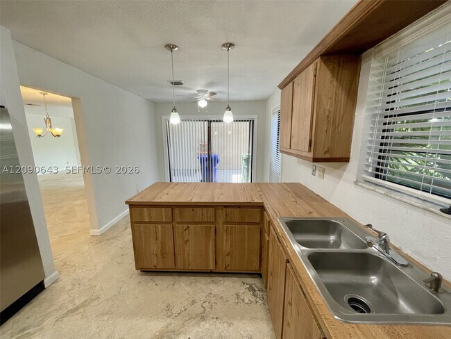 Building Photo - 2160 Bayberry Dr