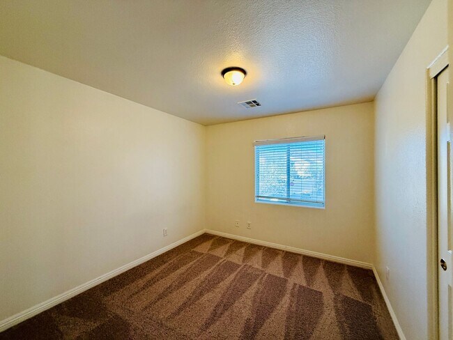 Building Photo - Great Spacious 3 bedroom Townhome Availabl...