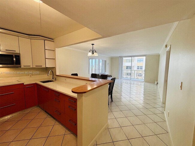 Building Photo - 1817 S Ocean Dr