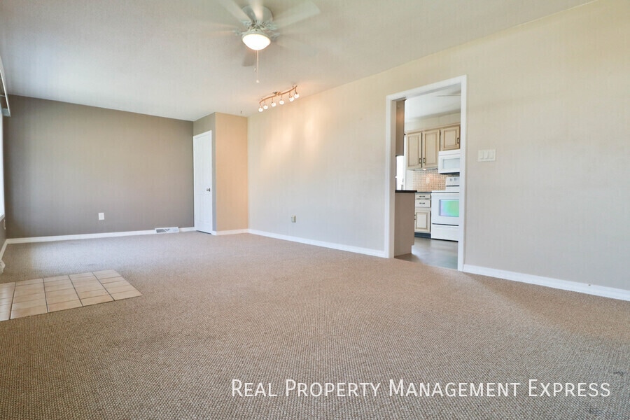 Building Photo - Spacious 2 Bedroom 2 Bath House with Bonus...