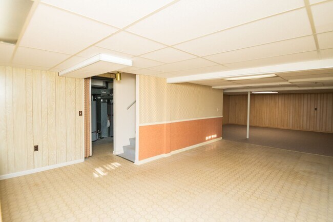 Building Photo - 3 bed 2 bath home in Valparaiso