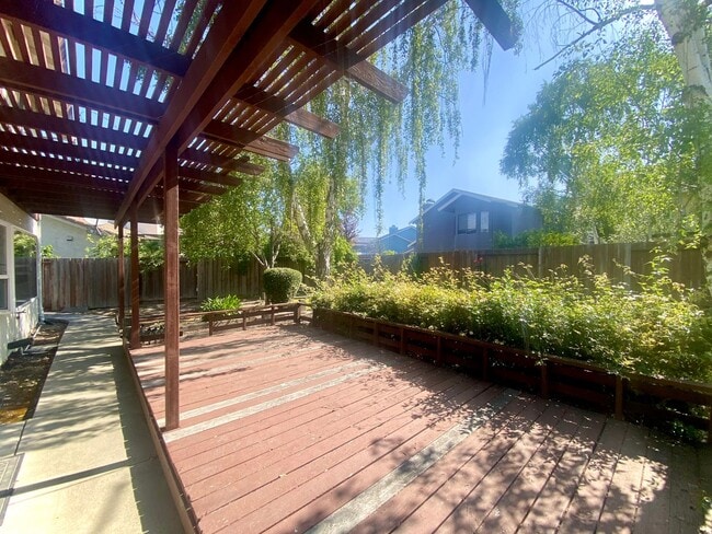 Building Photo - Large 5-bedroom 3-bathroom Home in Union C...