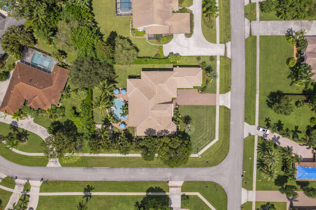 Building Photo - 15385 Meadow Wood Dr