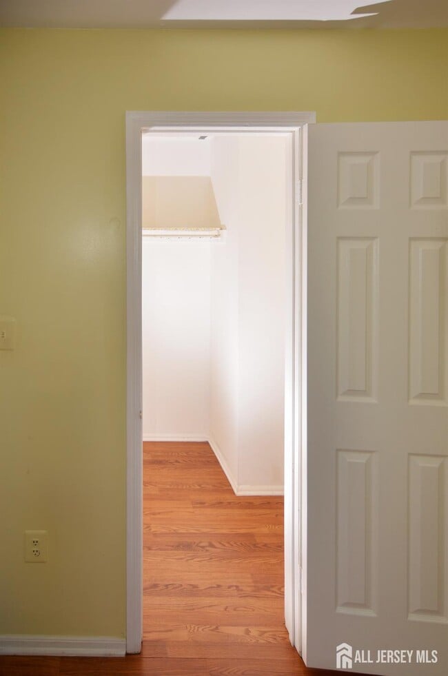 Building Photo - 202 Hidden Village Dr