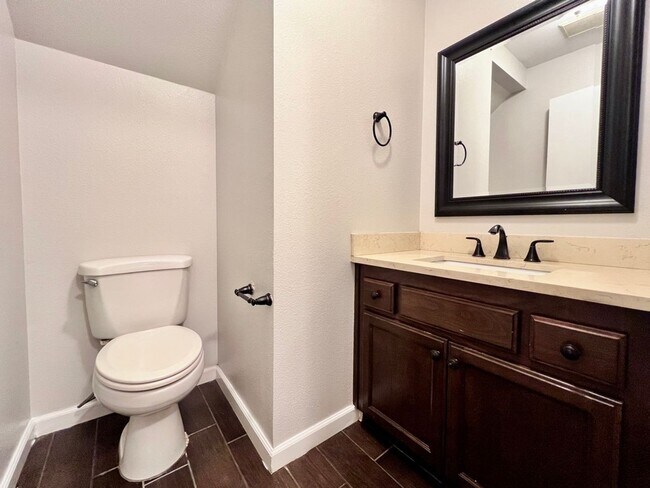 Building Photo - $2,250 Champlain Dr. & Fort Washington, 3 Bedrooms - Canyon Creek Ln, Fresno / Woodward Lake Comm...