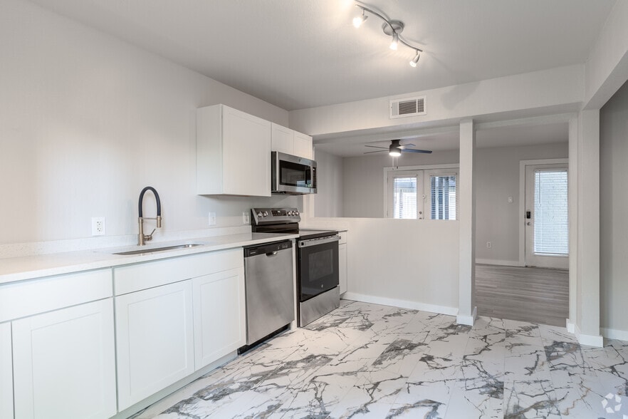 2BR, 2BA - 873SF - Kitchen - 4414 Worth St