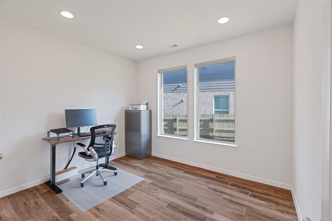 Building Photo - 521 Calmo Ct
