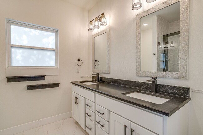 Building Photo - Beautiful New Build in Heart of Fort Worth!
