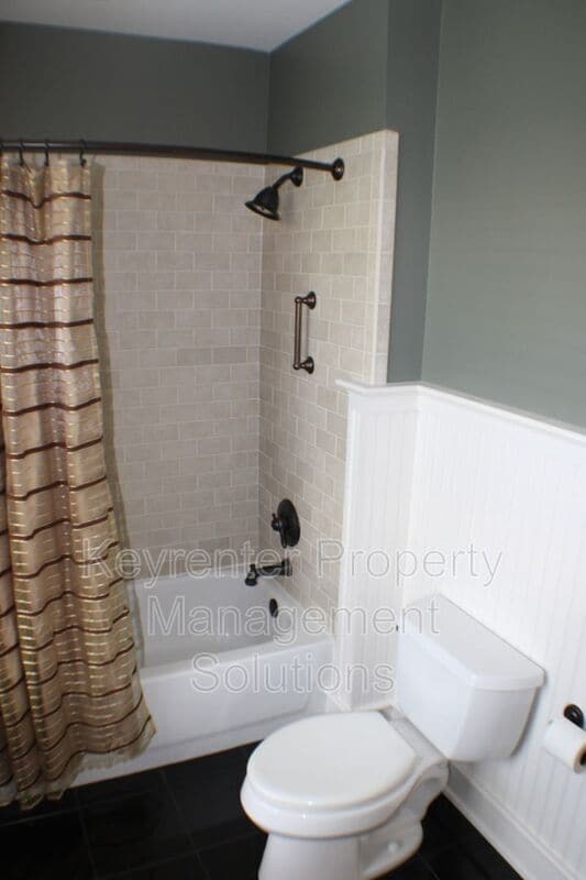 Building Photo - 100 W Village Dr