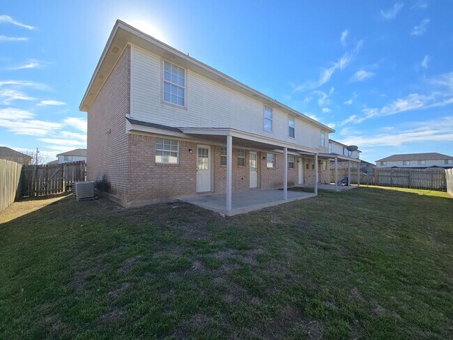 Building Photo - RENT SPECIAL - AVAILABLE NOW!