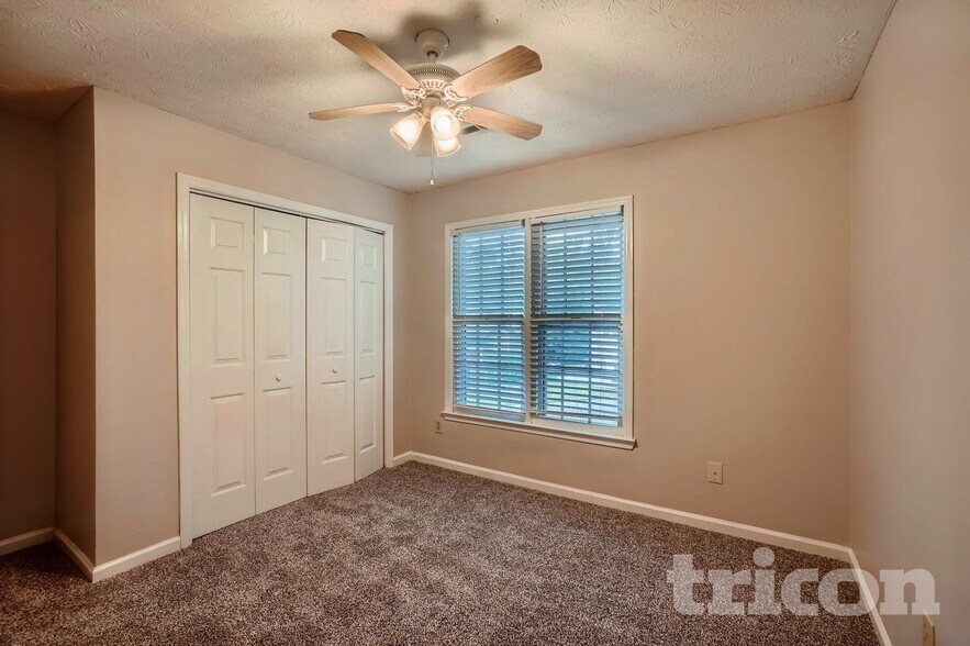 Building Photo - 5 Meadow Green