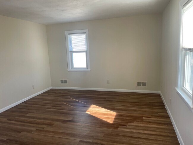 Building Photo - 8 Bells Ct