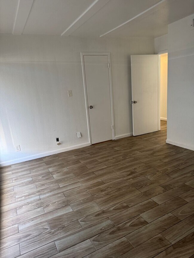 Building Photo - 3 bed, 2 bath, second floor condo