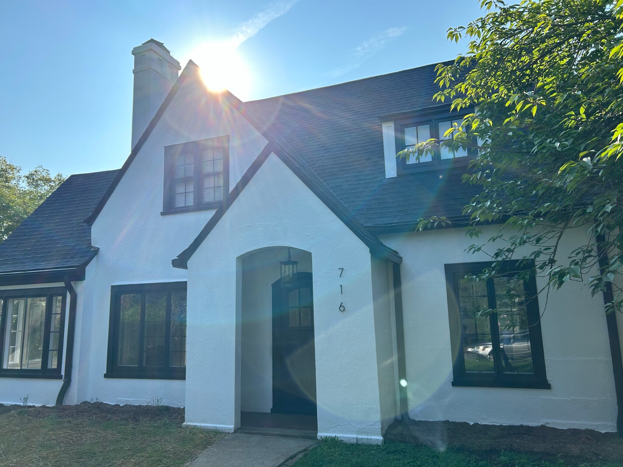 Building Photo - 716 Riverside Dr