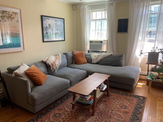 Building Photo - 10 Salem St Ave