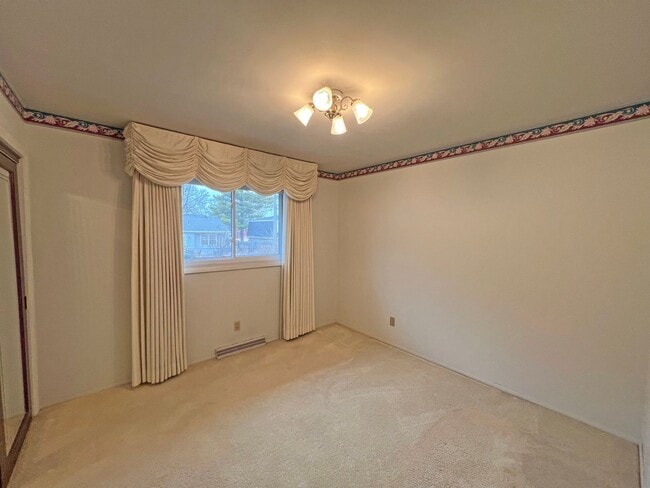 Building Photo - 4 Bedroom, 2 Bathroom Brick Ranch Home For Lease in Peoria, IL