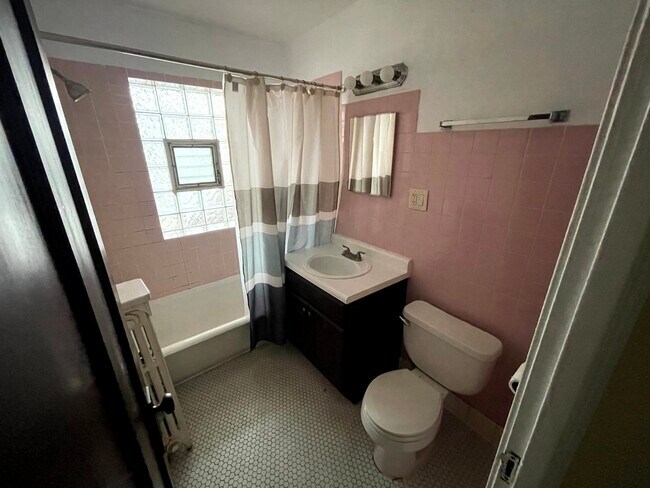 Building Photo - 4044 N Kilbourn Ave