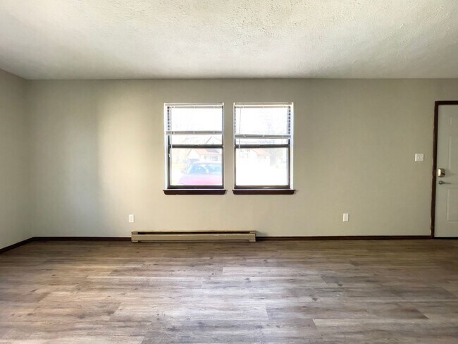 Building Photo - 2213 E Memorial Dr