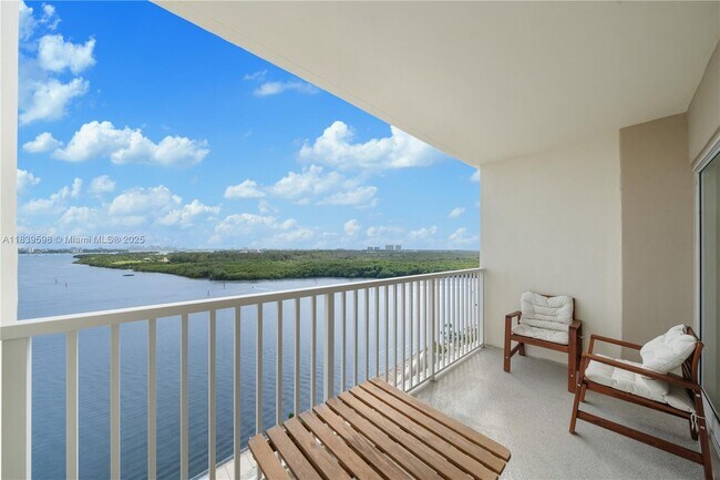 Building Photo - 300 Bayview Dr