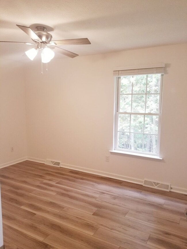 Building Photo - Nice Two Bedroom Townhouse Close to Libert...