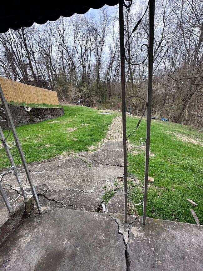 Building Photo - Three Bedroom Single Family House