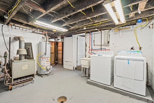 Building Photo - Recently Renovated 4 Bedroom Home in Swissvale - Available in March