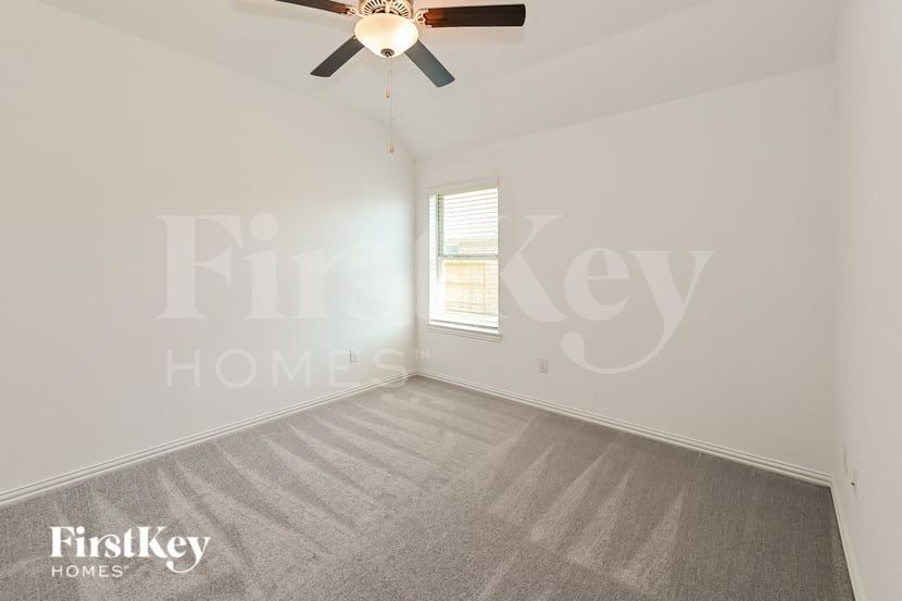 Building Photo - 14907 Lake Shore Ave