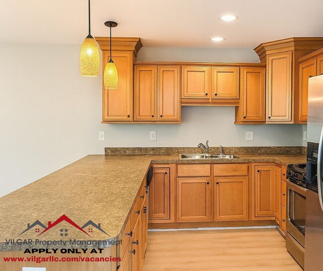 Building Photo - New & Updated! 2BR/2BA w/ Fireplace, Garag...