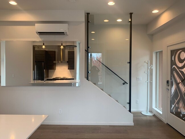 Building Photo - High End Madison Valley Row House !