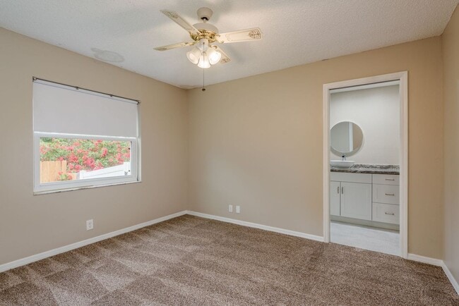 Building Photo - Pool Home Near Florida Beaches