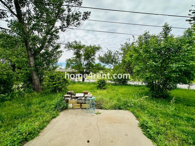 Building Photo - Olathe Duplex w/ Wood Floors, Finished Basement, and a Fenced Yard!