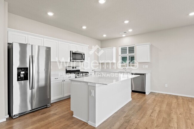 Building Photo - ** MOVE IN SPECIAL ** 1/2 OFF 1ST FULL MON...