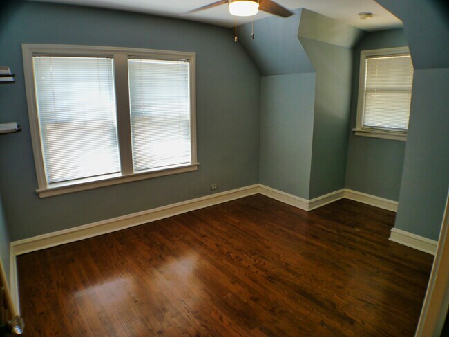 Building Photo - 9337 S Richmond Ave