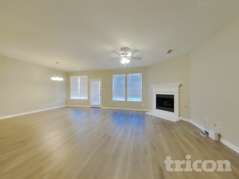 Building Photo - 8757 Royalwood Dr