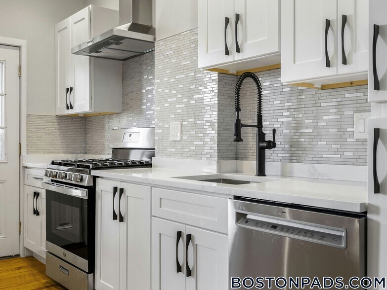 Building Photo - 131 Cottage St