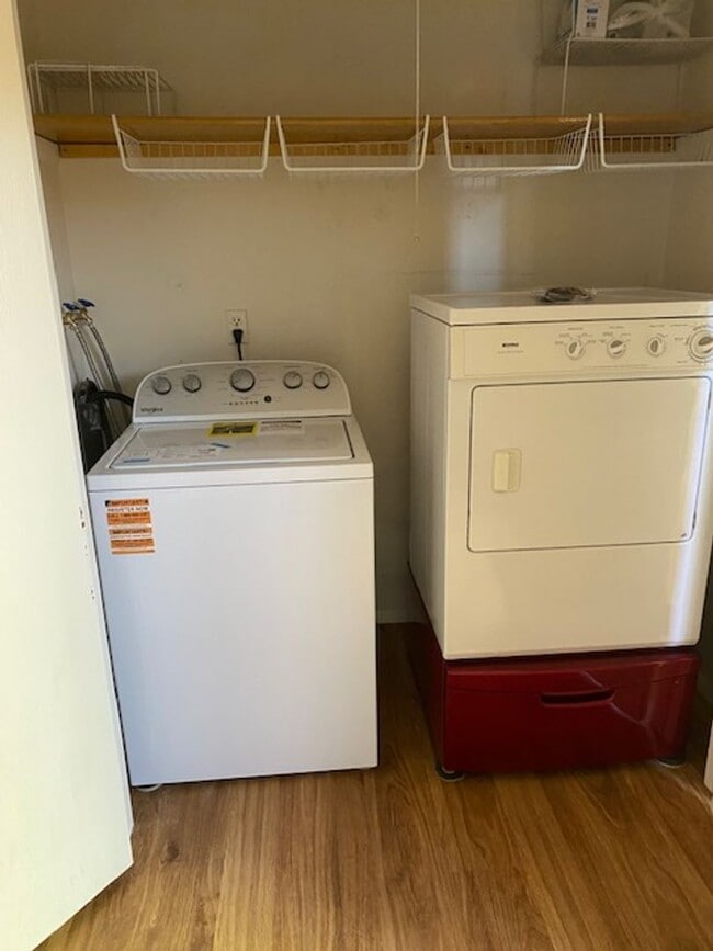 Building Photo - 2 bedroom, 1.5 bath Townhome  $1600/month