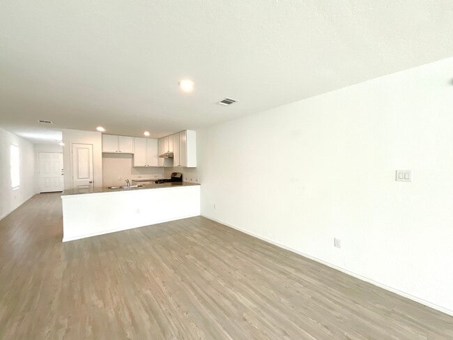 Building Photo - **APPLICATION RECEIVED** **MOVE IN SPECIAL** Beautiful 4BR/2BA Home with Fenced Yard & Garage!