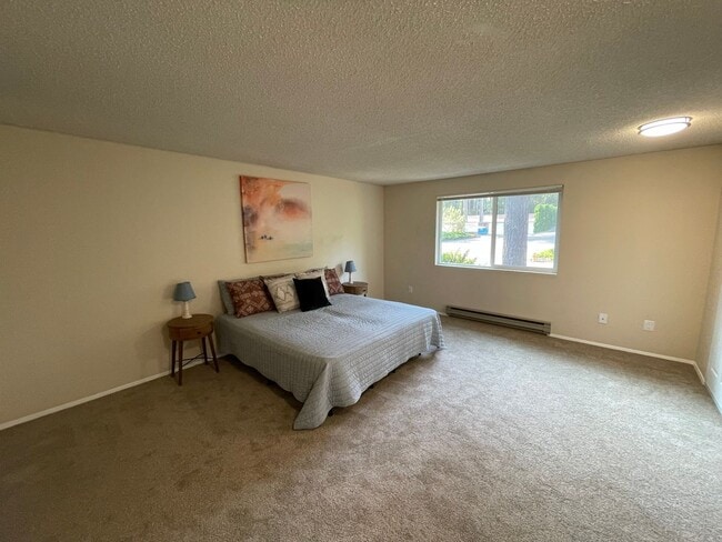 Building Photo - Charming 2 Bedroom Condo in the Heart of Town. Pet Friendly! $500 Move In Credit!