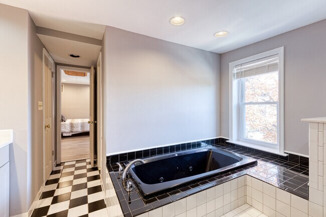 Building Photo - 447 Gittings St