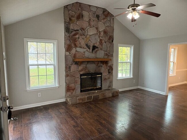 Building Photo - LaVergne-3BR/2BA-1250 SF