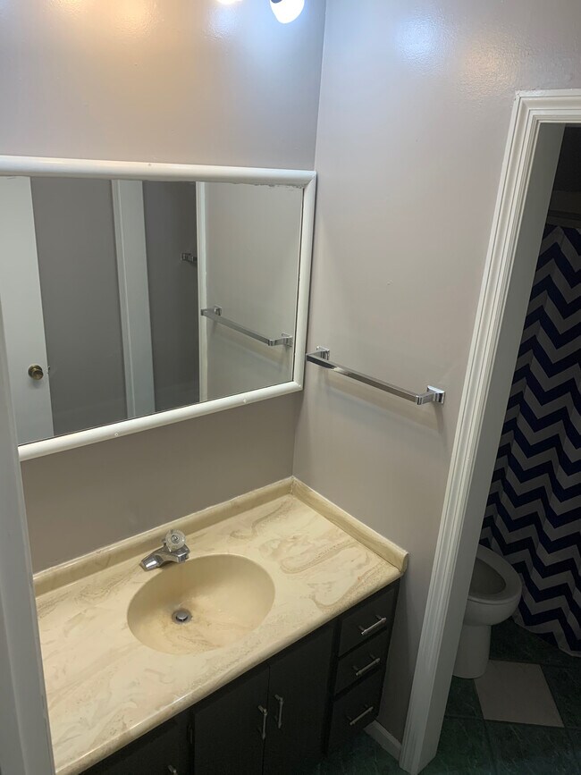 Building Photo - 425 W Lawrence Ave