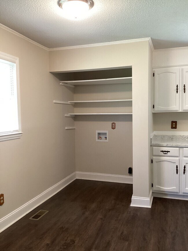 Building Photo - Lovely 3-Bedroom, 2-Bathroom Ranch