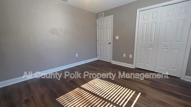 Building Photo - 1104 N Vermont Ave