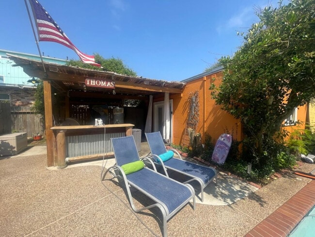 Building Photo - 2317 Bernardo De Galvez Ave