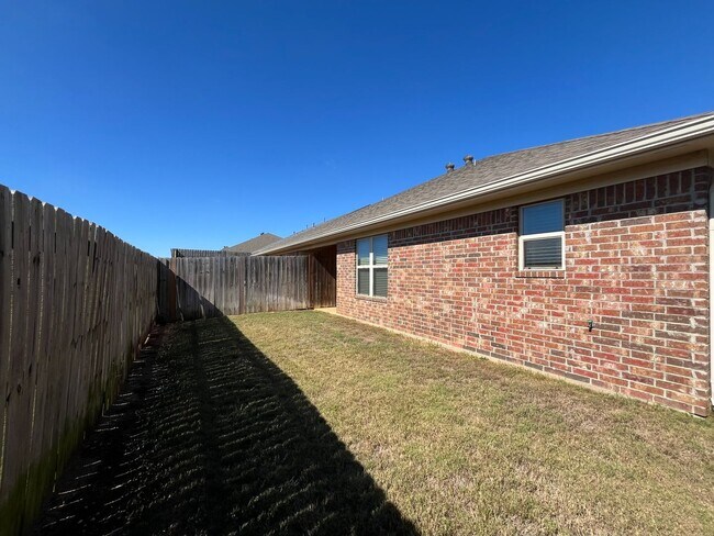 Building Photo - 319 Princess Place