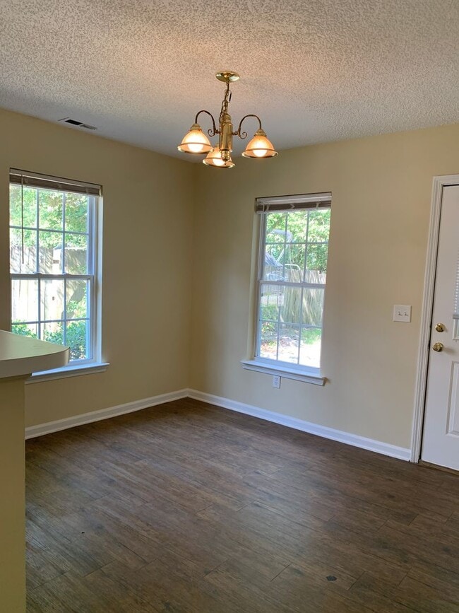 Building Photo - 3 Bedroom 2 Bath One Story House on Charte...