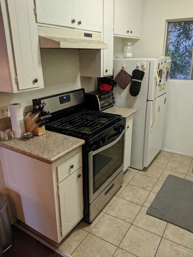 Building Photo - 1610 Barry Ave